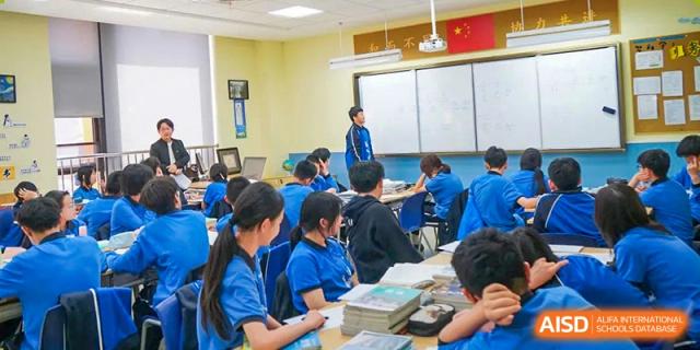 A teacher from Shanghai United International School Hefei Campus giving instructions to students.