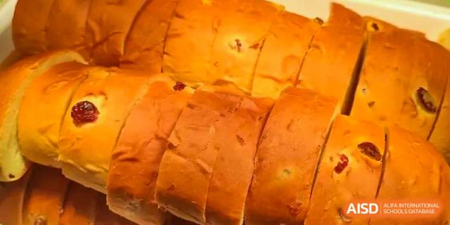 A close-up shot of sliced bread in the cafeteria at Tsinglan School.