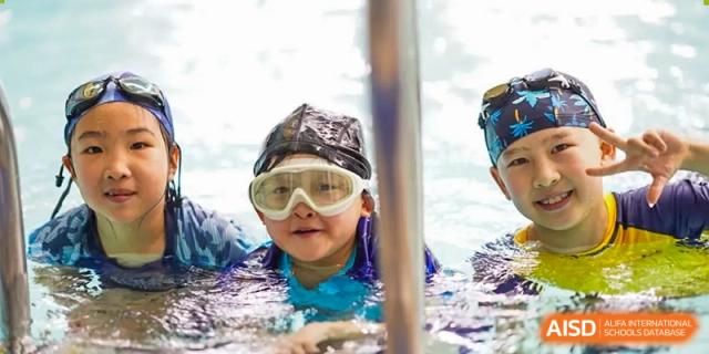 A student wearing goggles is in a swimming pool at Shanghai Shangde Experimental School.