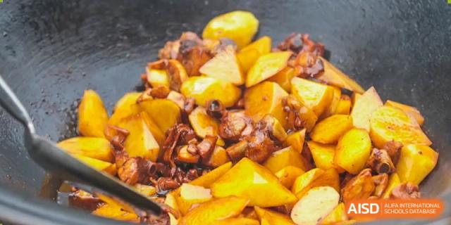 A close-up shot of cooked potatoes and other ingredients is shown at Shanghai Shangde Experimental School.