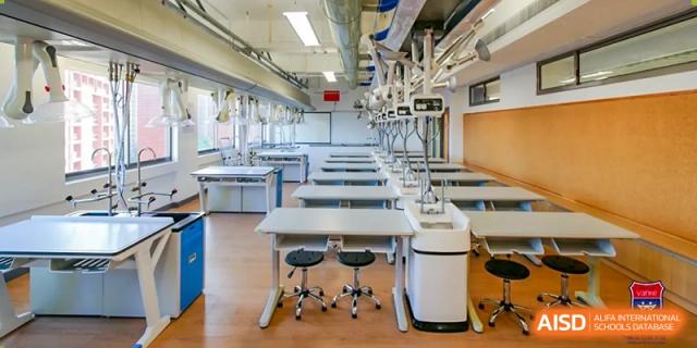 A well-equipped science laboratory at Vanke School Pudong with long workbenches, sinks, and specialized equipment.