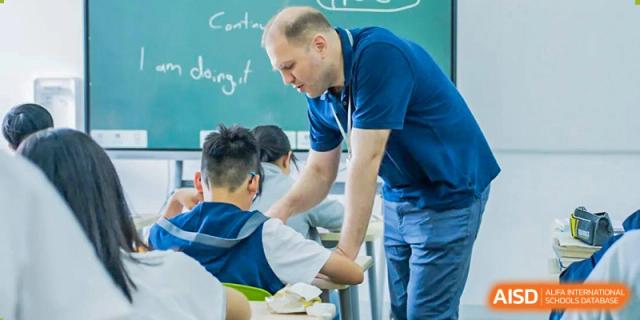 A teacher from Suzhou North America High School is helping a student with a science experiment.