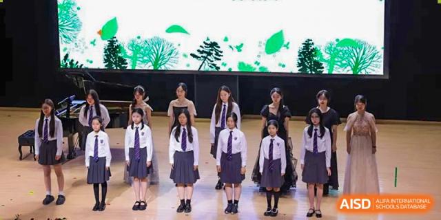 Students from Suzhou North America High School are performing on a stage.