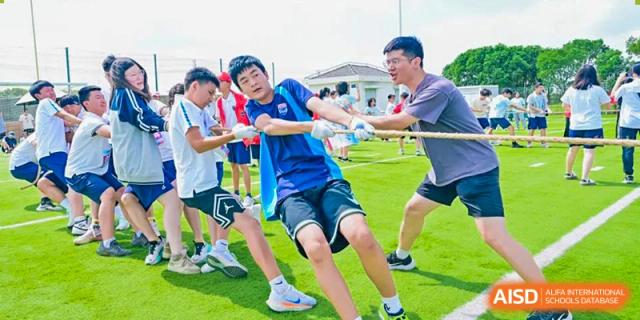 Students from Suzhou North America High School are participating in a tug-of-war game.