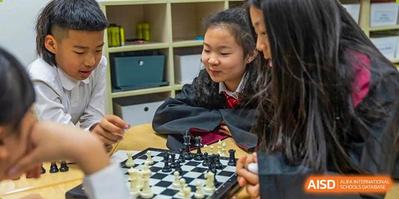 A female student from Wellington College International Tianjin is focused on a chess game.