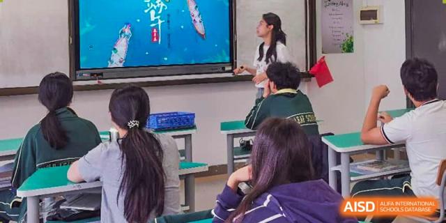 Students from Maple Leaf International Academy Shenzhen are listening to a lecture in a classroom.