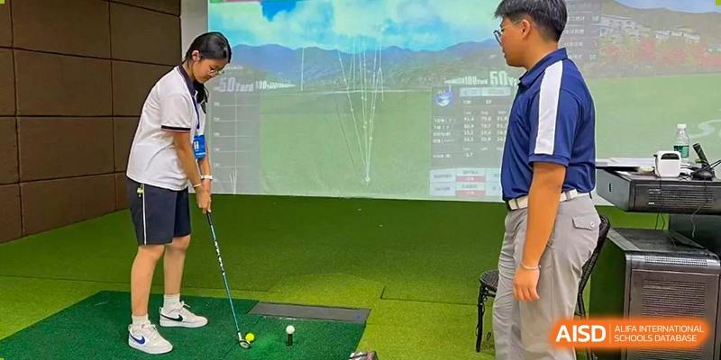 A virtual golf game from Maple Leaf International Academy Shenzhen is being played indoors.
