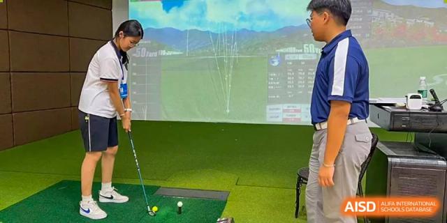 A virtual golf game from Maple Leaf International Academy Shenzhen is being played indoors.