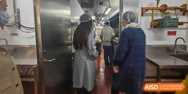 The kitchen staff at Maple Leaf International Academy Shenzhen are preparing food in the kitchen.