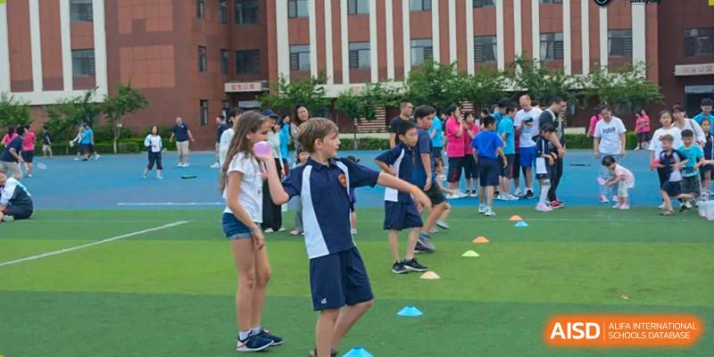 Students at HuZ Deutsche Schule Shenyang playing a field game during a school event.