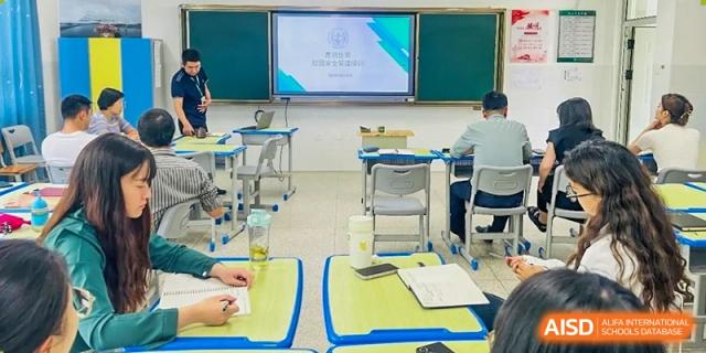 A student using a projector in a classroom at Kunming World Youth Academy.