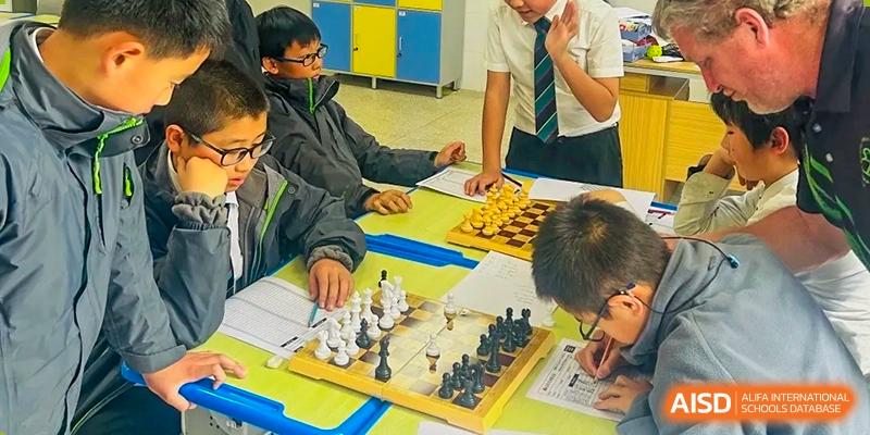Students playing chess at Kunming World Youth Academy.