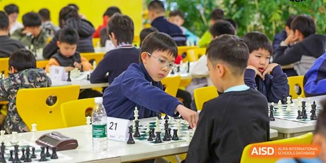 Two male Lycée Français de Shanghai students are playing a game of chess against each other.