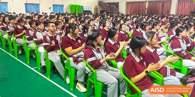 Students attending an assembly in a large hall at Shenyang Feiyue Experimental School.