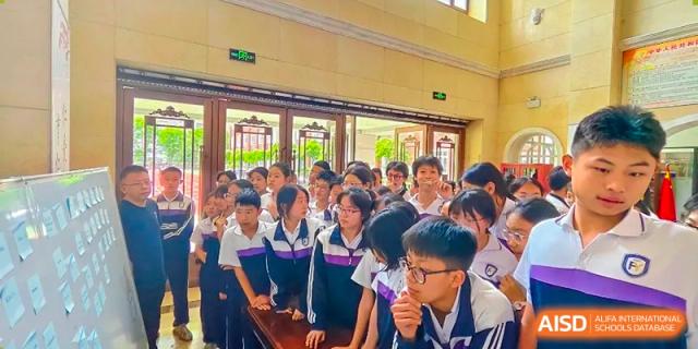 Students gathered in a doorway or entrance hall at Shenyang Feiyue Experimental School.
