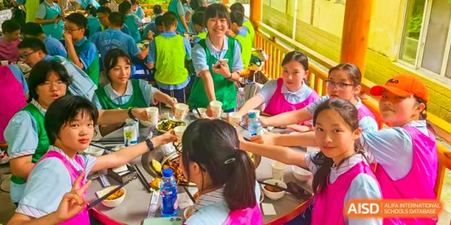 Chengdu Shishi High School Cambridge A-Level Centre students gathered around a table for a meal.