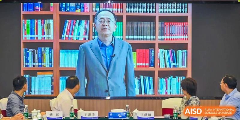 A professional speaker or educator addressing an audience with a wall of books visible behind them at BEIJING CHAOYANG TONGWEN FOREIGN LANGUAGE SCHOOL.