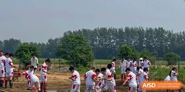 Students from Shijingshan School of The High School Affiliated to Renmin University of China play in a field.
