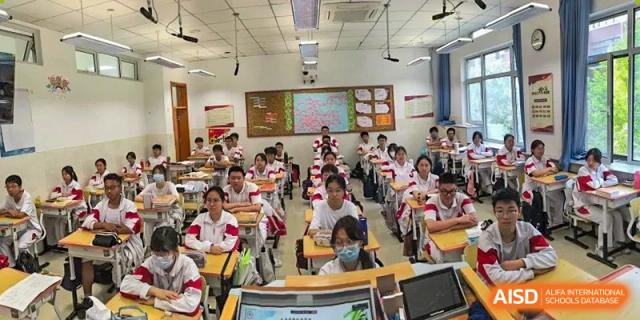 A group of students from Shijingshan School of The High School Affiliated to Renmin University of China sits in a classroom.