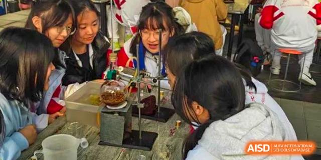 Students from Shijingshan School of The High School Affiliated to Renmin University of China work on a project with colorful lights.