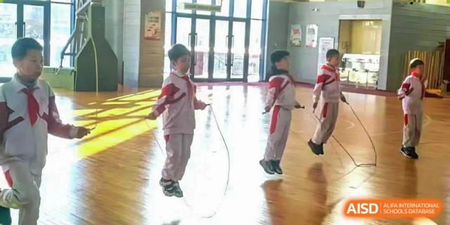 Students from Shijingshan School of The High School Affiliated to Renmin University of China jump rope in a gym.