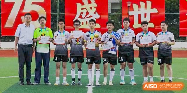 A soccer team from The Experimental School Affiliated with Zhuhai No.1 High School posing for a picture in their uniform after a game.