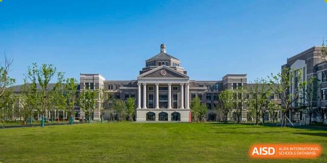 The main building of Dipont Huayao Collegiate School Kunshan, featuring a classical design with columns and a dome.