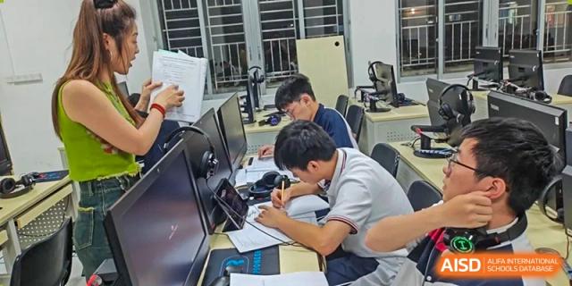 A student at Shenzhen (Nanshan) Concord College of Sino-Canada is using a computer in a tech lab.