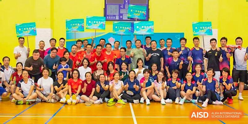 A large group of students and teachers from Shenzhen (Nanshan) Concord College of Sino-Canada posing for a group photo in a gym.