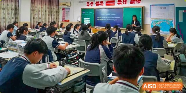 A class of students sitting at their desks, listening to a lecture at SUZHOU INTERNATIONAL FOREIGN LANGUAGE SCHOOL.