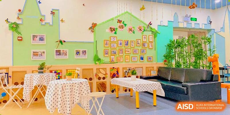 A bright and colorful classroom with a small table and chairs at SUZHOU INTERNATIONAL FOREIGN LANGUAGE SCHOOL.