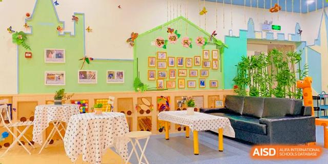 A bright and colorful classroom with a small table and chairs at SUZHOU INTERNATIONAL FOREIGN LANGUAGE SCHOOL.