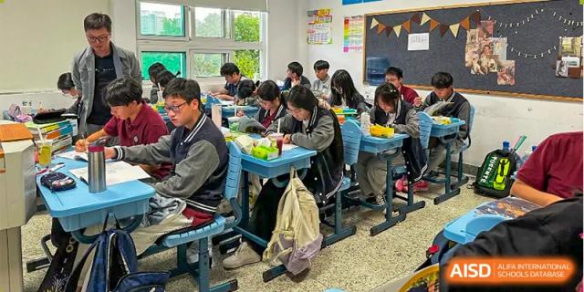 Students at The Experimental School Affiliated to Nanjing Normal University working in a classroom.