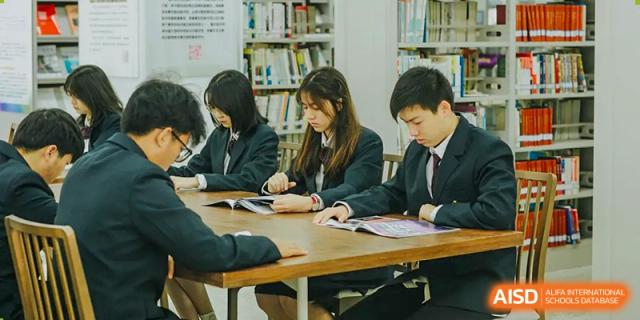 A group of students at The Experimental School Affiliated to Nanjing Normal University studying together in a library.