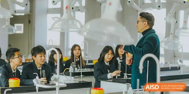 Students at The Experimental School Affiliated to Nanjing Normal University in a lab setting.