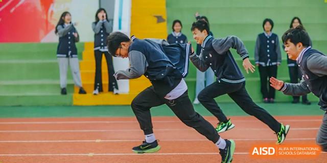 A student from The Experimental School Affiliated to Nanjing Normal University is preparing to start a race on a running track.