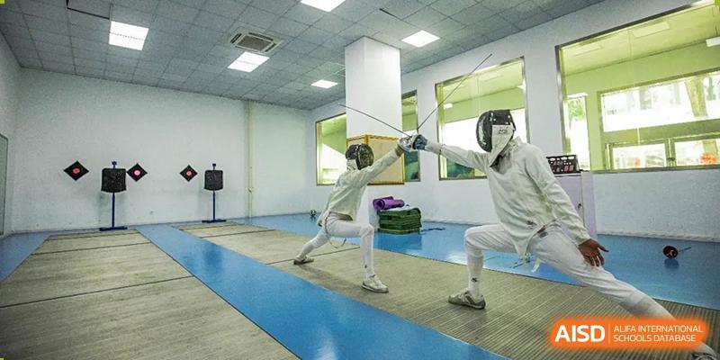 A student from The Experimental School Affiliated to Nanjing Normal University is fencing in a gym.