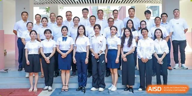 A group of Weiming School Chengdu Qingbaijiang students and teachers posing for a group photo.