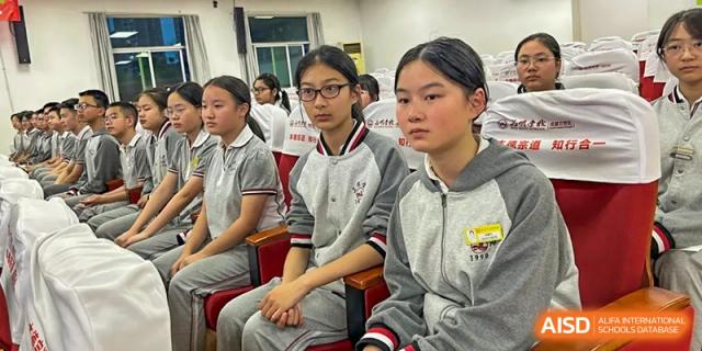 Weiming School Chengdu Qingbaijiang students paying attention in a classroom.