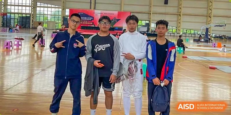Students including a fencer posing for a photo at Wenzhou No.21 Middle School.