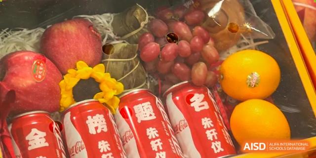 Display of grapes, Zongzi, and soda cans, likely from a cultural or cooking festival at Wenzhou No.21 Middle School.