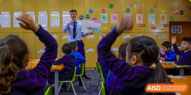 A student from Wycombe Abbey School Nanjing raising their hand in a classroom.