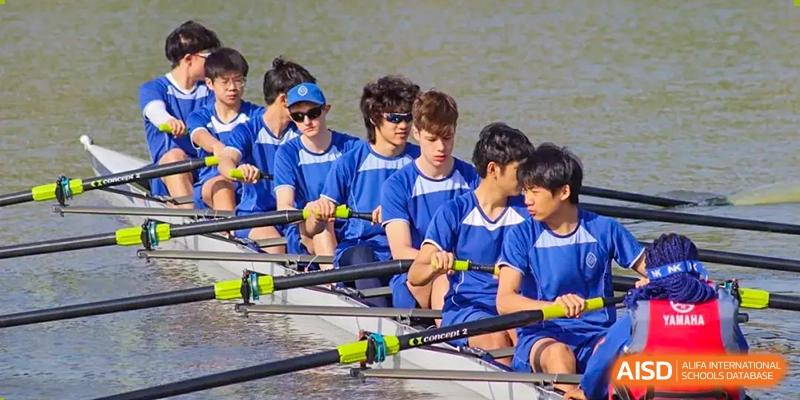 Students from Wycombe Abbey School Nanjing in rowing boats, preparing to row.