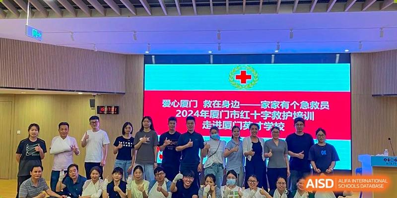 Students and teachers from Xiamen Yingcai school posing for a group photo in front of a screen.