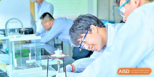 A student conducting a science experiment in a lab at Yew Wah International Education School of Shanghai Lingang.