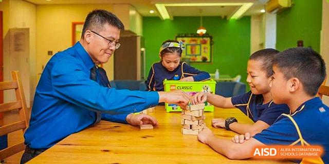 A teacher and a student playing a building block game at Yew Wah International Education School of Shanghai Lingang.