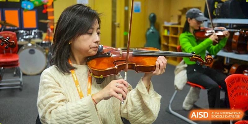 Student playing a violin at Yew Wah International Education School of Shanghai Lingang.