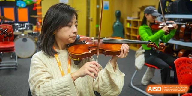 Student playing a violin at Yew Wah International Education School of Shanghai Lingang.