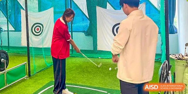 Students from International Department of Jinling High School Hexi Campus practicing golf with an instructor or coach.