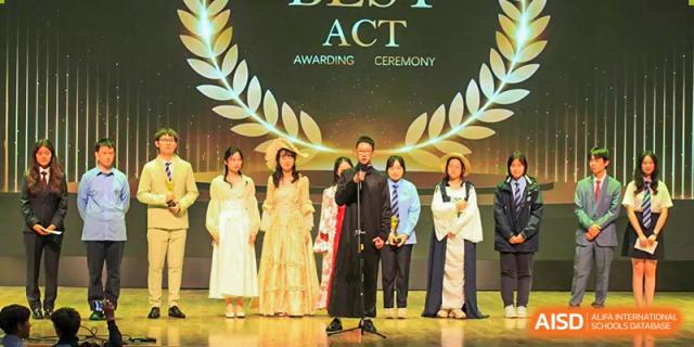 A group of students and faculty from International Department of Jinling High School Hexi Campus on stage at the "BEST ACT AWARDING CEREMONY."